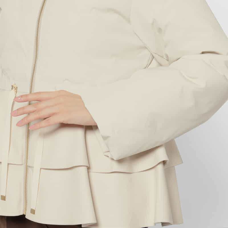 BARNEYS NEW YORK ペプラムデザイン ショートダウンブルゾン IVORY
