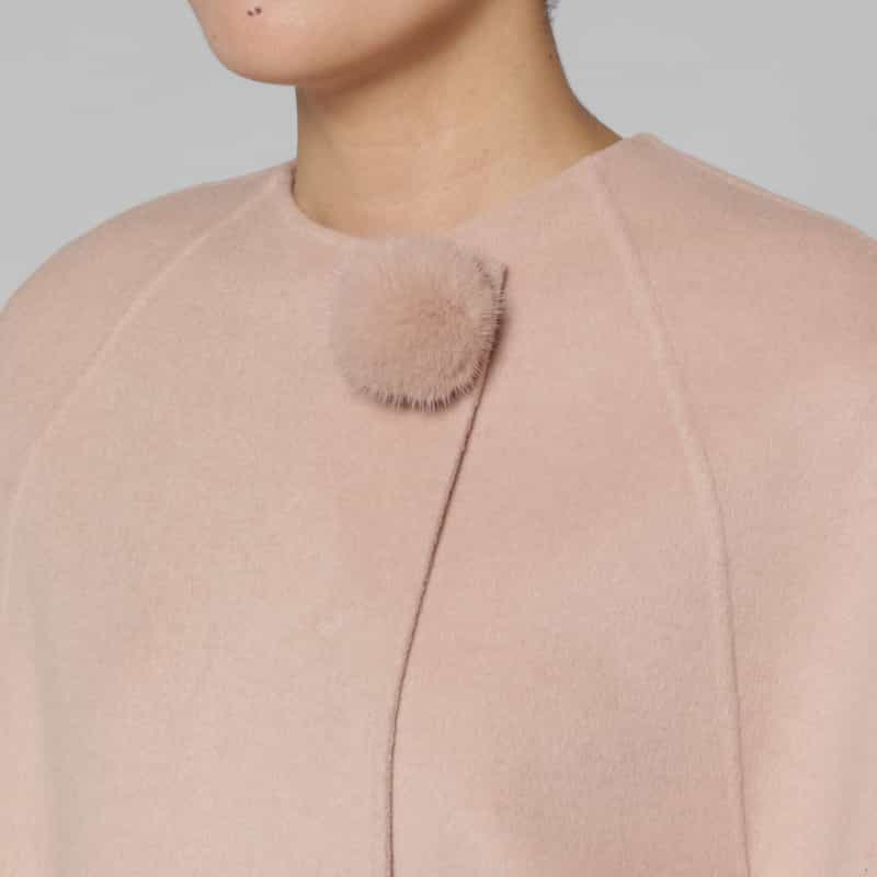BARNEYS NEW YORK ポンポンファー付き ダブルフェイス ケープコート PINK