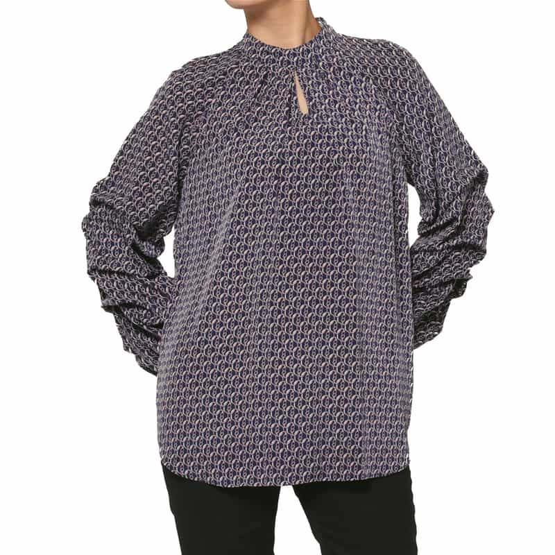 BARNEYS NEW YORK ウォッシャブル チェーンプリント柄ランダムタックスリーブブラウス NAVY