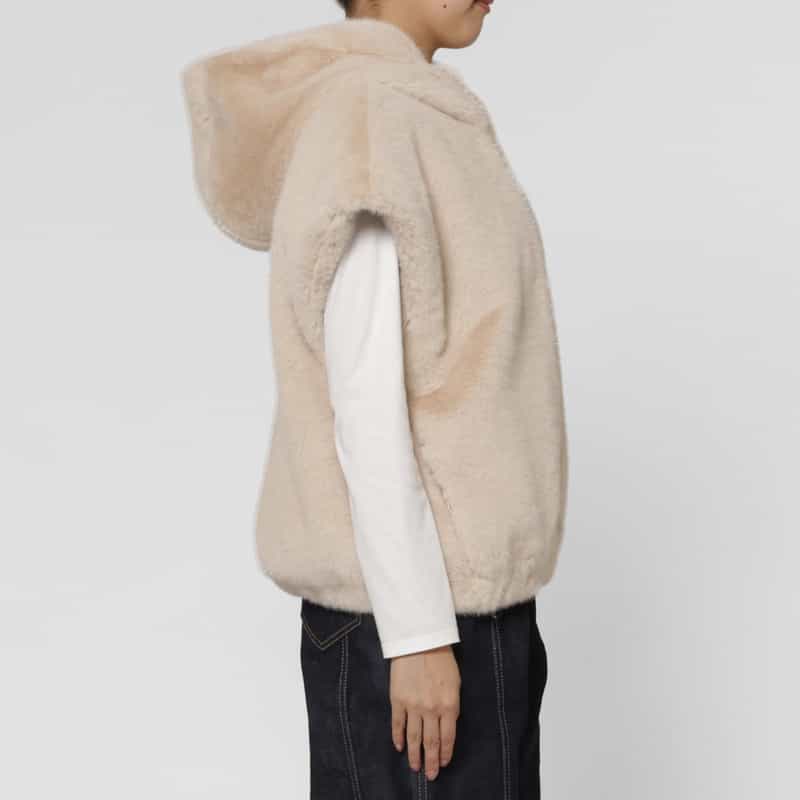 BARNEYS NEW YORK フェイクファー フード付きジップアップショートジレ IVORY