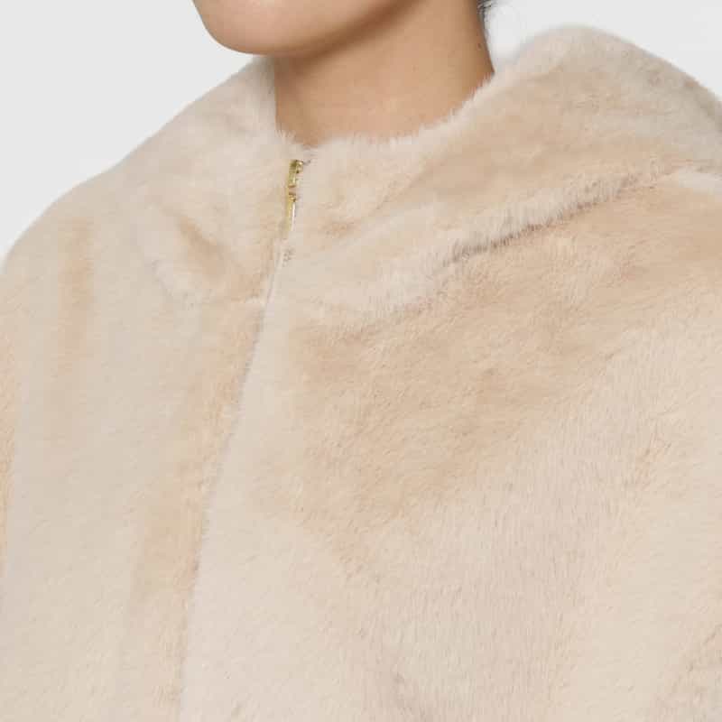 BARNEYS NEW YORK フェイクファー フード付きジップアップショートジレ IVORY