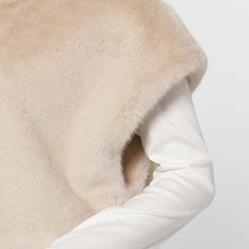 BARNEYS NEW YORK フェイクファー フード付きジップアップショートジレ IVORY