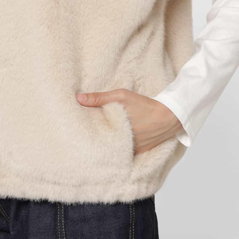 BARNEYS NEW YORK フェイクファー フード付きジップアップショートジレ IVORY