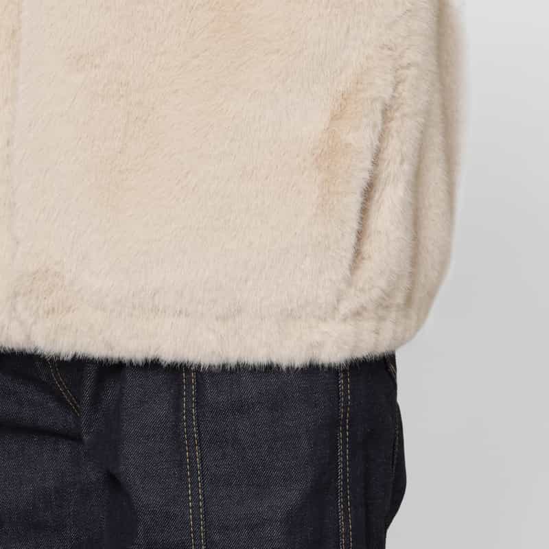 BARNEYS NEW YORK フェイクファー フード付きジップアップショートジレ IVORY