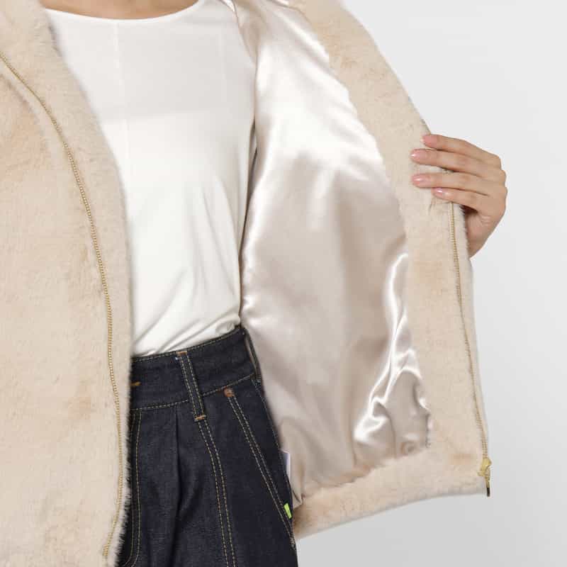 BARNEYS NEW YORK フェイクファー フード付きジップアップショートジレ IVORY
