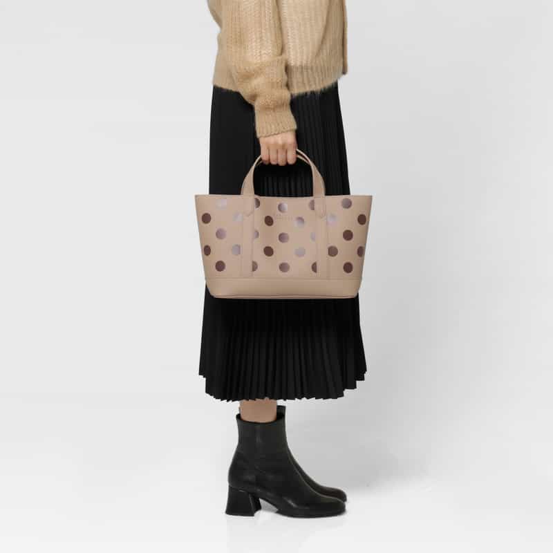 BARNEYS NEW YORK ドット柄ロゴ入りマイクロファイバー ミニトートバッグ BEIGE
