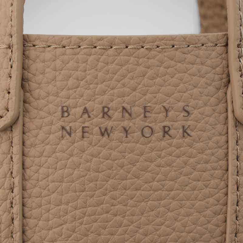 BARNEYS NEW YORK ロゴ入り バッグ型チャーム BEIGE