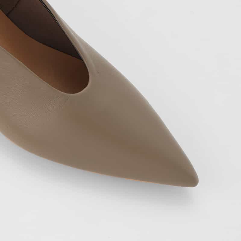 BARNEYS NEW YORK チャンキーヒール Vカットパンプス BROWN