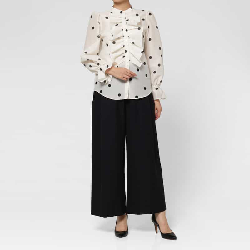 BARNEYS NEW YORK ウォッシャブル ドット柄ラッフルデザインバンドカラー ロングスリーブブラウス WHITE