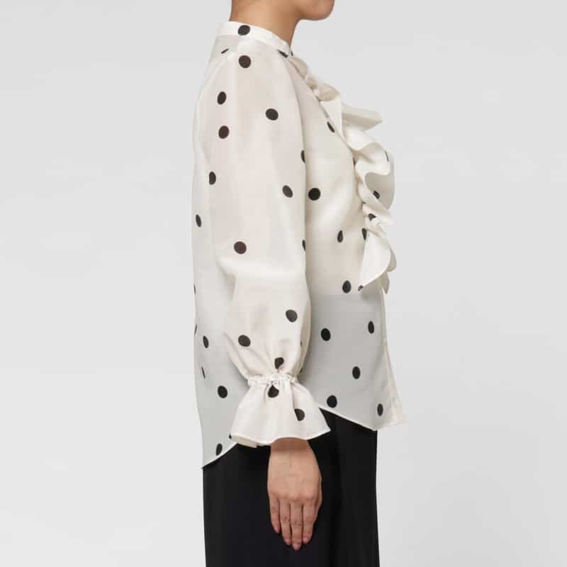 BARNEYS NEW YORK ウォッシャブル ドット柄ラッフルデザインバンドカラー ロングスリーブブラウス WHITE