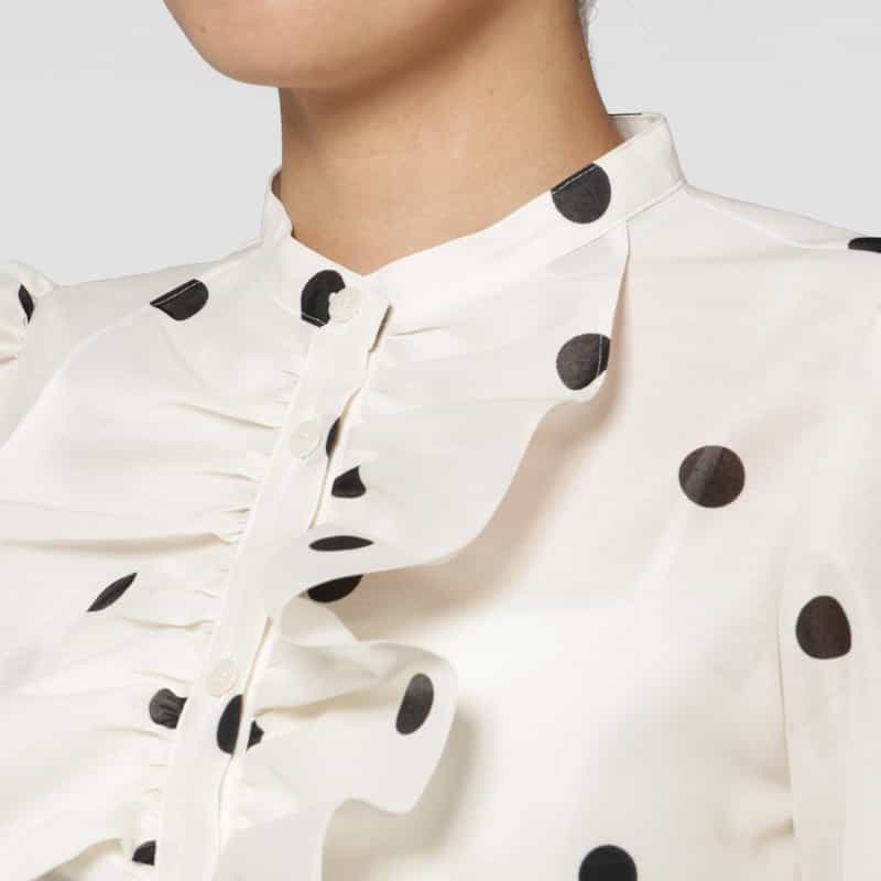 BARNEYS NEW YORK ウォッシャブル ドット柄ラッフルデザインバンドカラー ロングスリーブブラウス WHITE