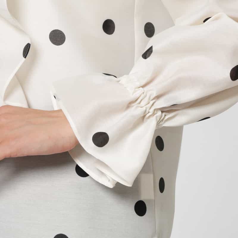 BARNEYS NEW YORK ウォッシャブル ドット柄ラッフルデザインバンドカラー ロングスリーブブラウス WHITE