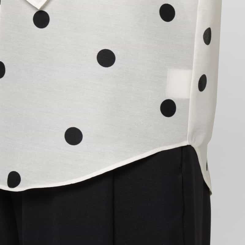 BARNEYS NEW YORK ウォッシャブル ドット柄ラッフルデザインバンドカラー ロングスリーブブラウス WHITE