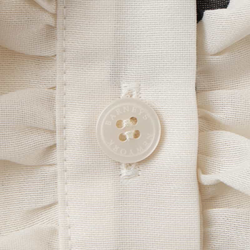 BARNEYS NEW YORK ウォッシャブル ドット柄ラッフルデザインバンドカラー ロングスリーブブラウス WHITE