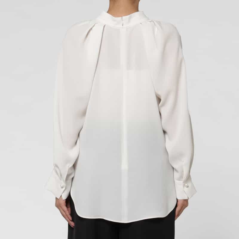BARNEYS NEW YORK スタンドカラー タックデザイン パールボタンブラウス WHITE