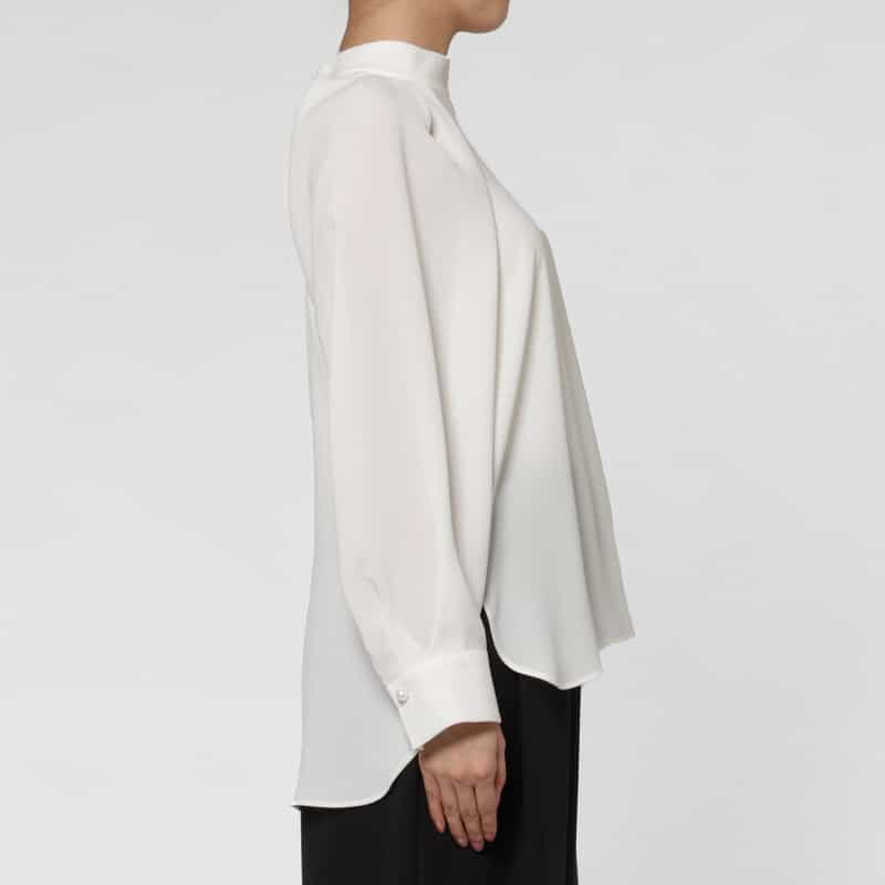 BARNEYS NEW YORK スタンドカラー タックデザイン パールボタンブラウス WHITE