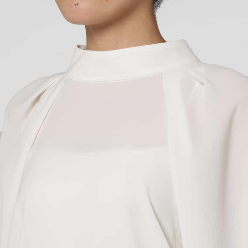 BARNEYS NEW YORK スタンドカラー タックデザイン パールボタンブラウス WHITE