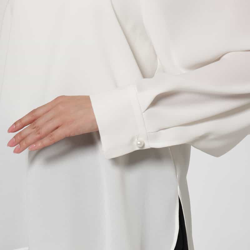 BARNEYS NEW YORK スタンドカラー タックデザイン パールボタンブラウス WHITE
