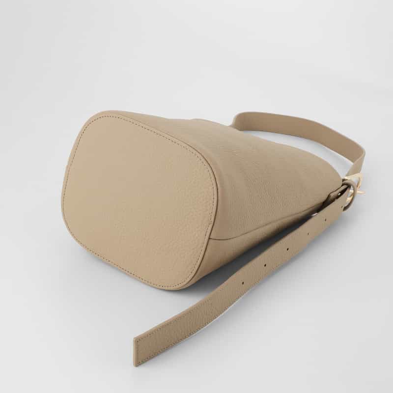 BARNEYS NEW YORK シュリンクレザーバケットバッグ BEIGE
