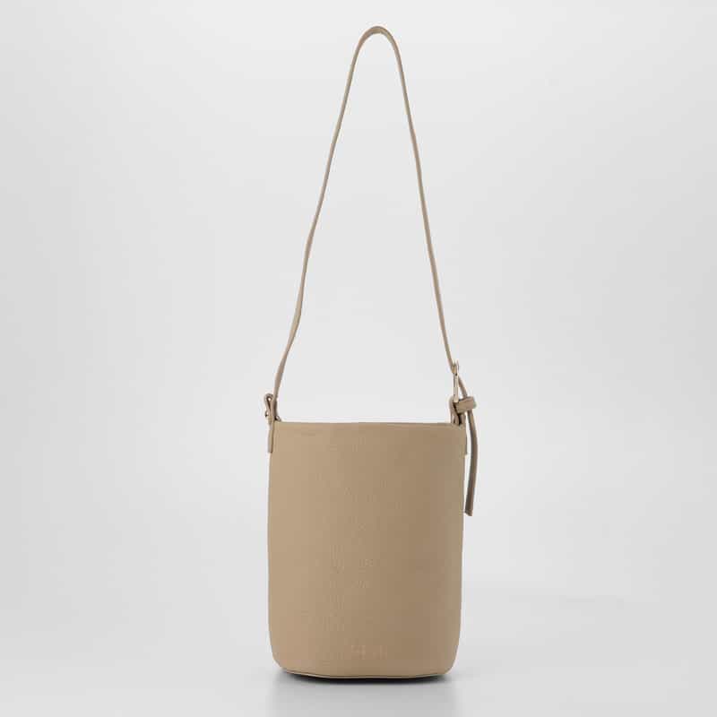 BARNEYS NEW YORK シュリンクレザーバケットバッグ BEIGE