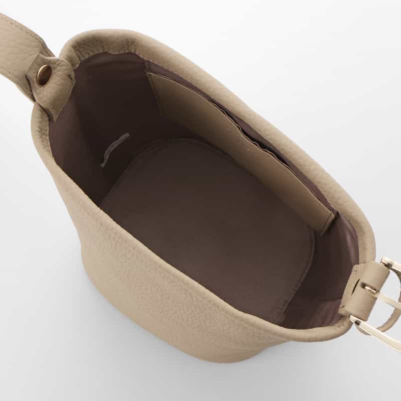 BARNEYS NEW YORK シュリンクレザーバケットバッグ BEIGE