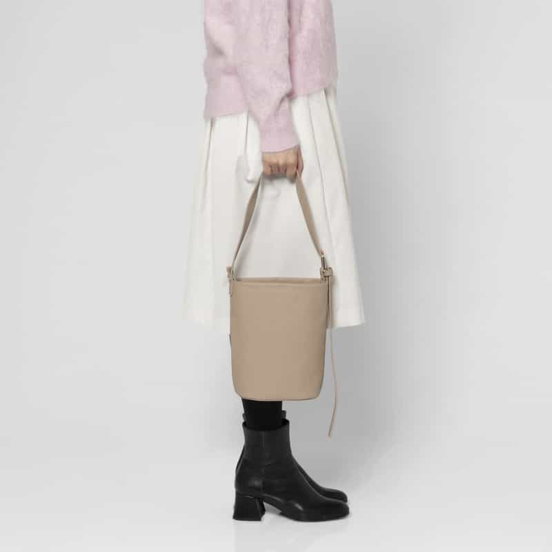 BARNEYS NEW YORK シュリンクレザーバケットバッグ BEIGE