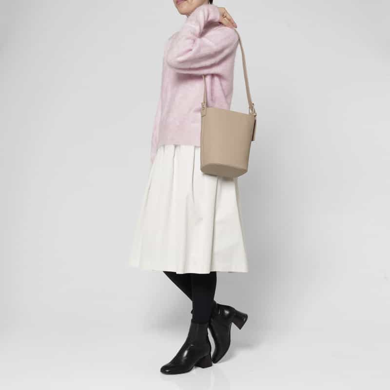 BARNEYS NEW YORK シュリンクレザーバケットバッグ BEIGE