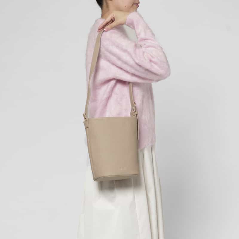 BARNEYS NEW YORK シュリンクレザーバケットバッグ BEIGE