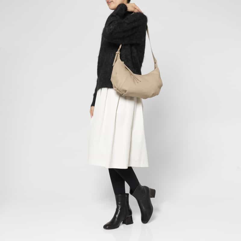 BARNEYS NEW YORK シュリンクレザー ショルダーバッグ BEIGE
