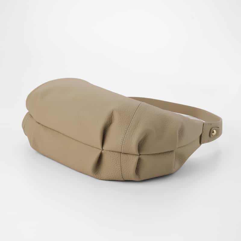BARNEYS NEW YORK シュリンクレザー ショルダーバッグ BEIGE