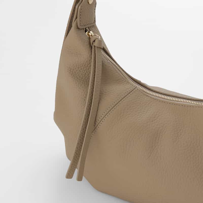BARNEYS NEW YORK シュリンクレザー ショルダーバッグ BEIGE