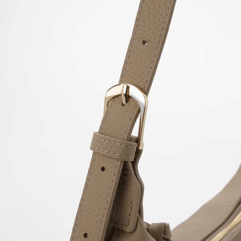 BARNEYS NEW YORK シュリンクレザー ショルダーバッグ BEIGE