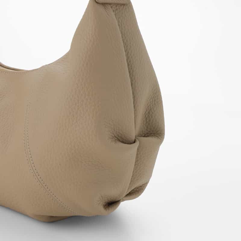 BARNEYS NEW YORK シュリンクレザー ショルダーバッグ BEIGE