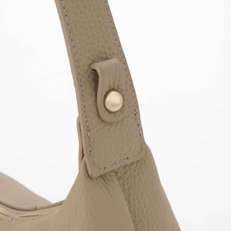 BARNEYS NEW YORK シュリンクレザー ショルダーバッグ BEIGE
