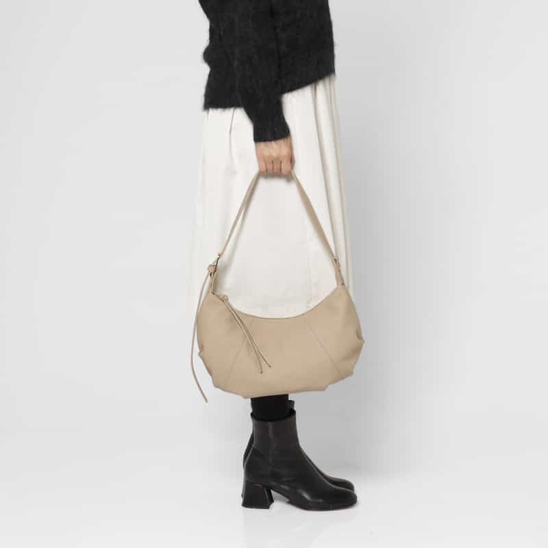 BARNEYS NEW YORK シュリンクレザー ショルダーバッグ BEIGE