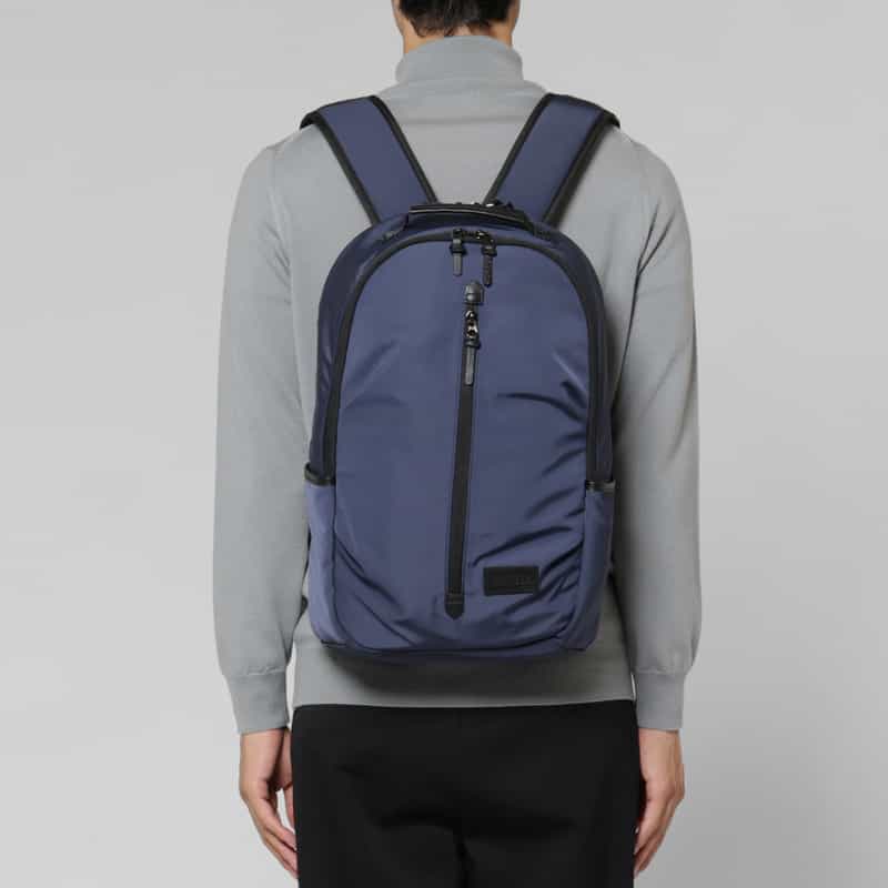 BARNEYS NEW YORK ナイロン素材バックパック NAVY