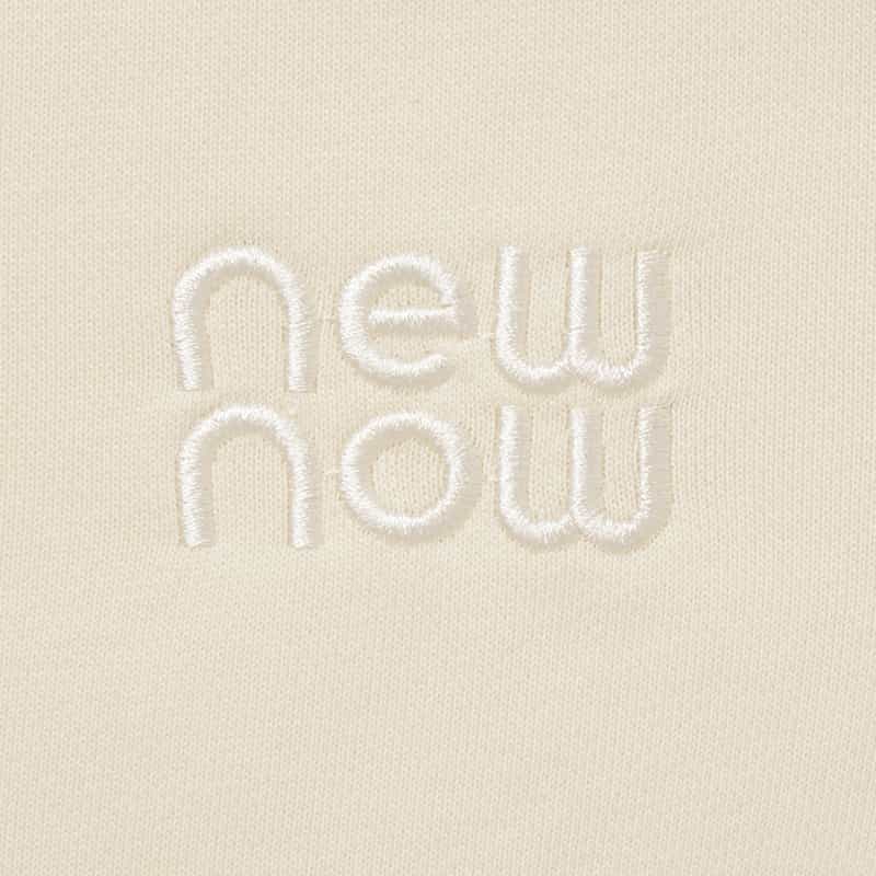 NEW NOW NEW NOW ＜ニューナウ＞ バーニーズ　ニューヨーク限定ロゴ刺繍スウェットプルオーバー IVORY